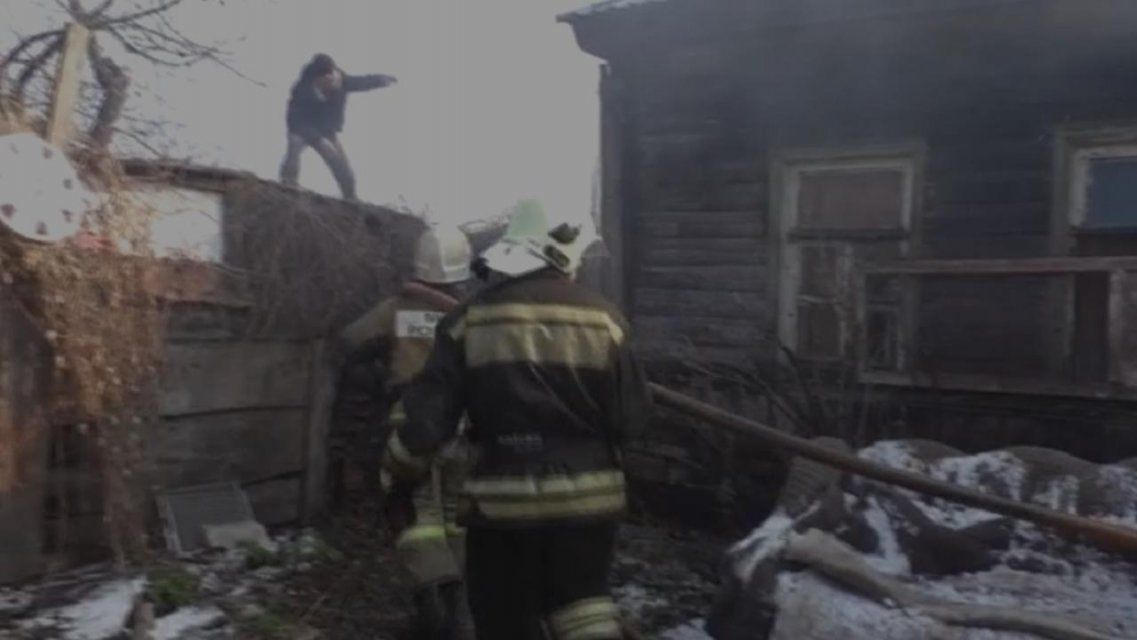 В Орле вспыхнул деревянный дом: подробности серьезного пожара