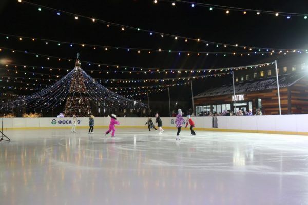 С фейерверками, Дедом Морозом и Снегурочкой. На площади Ленина открыли ледовый каток
