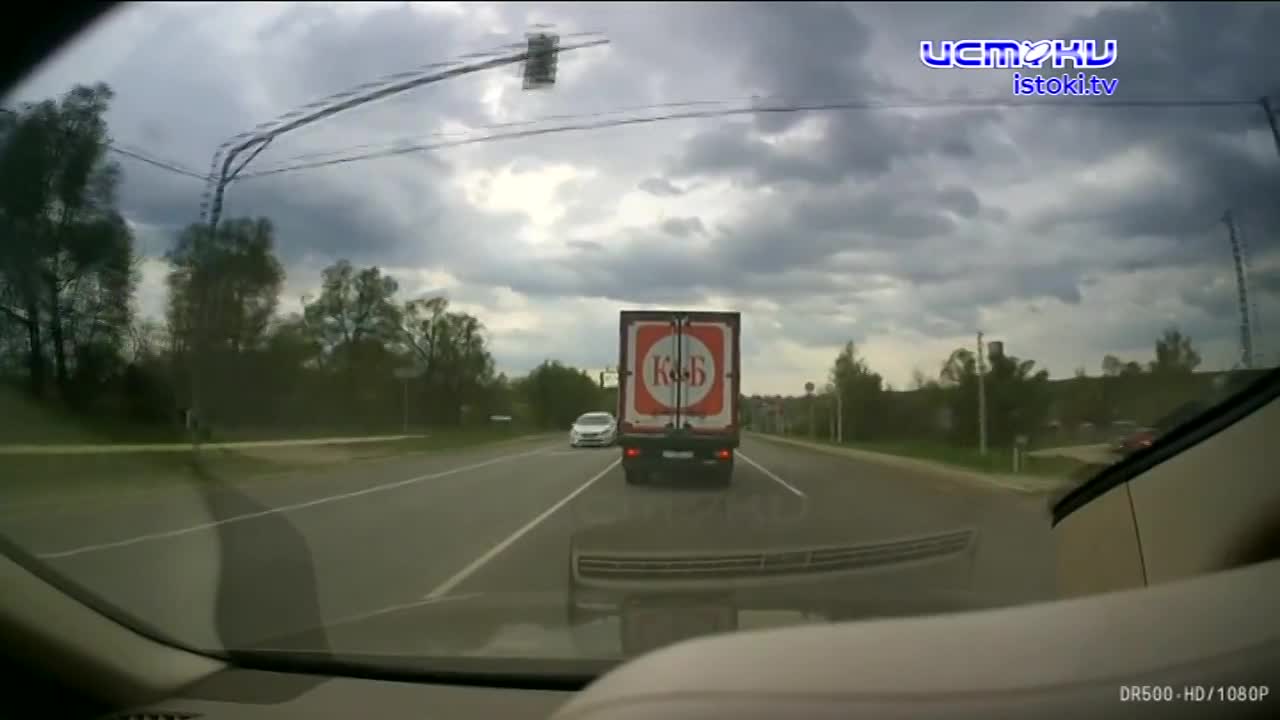 Прохожий устроил «шоу» на трассе под Орлом