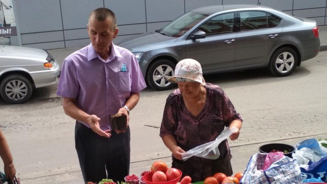 Вдовин пожаловался орловчанам на свои маленькие зеленые помидоры