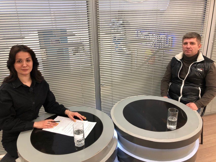 Завтра после выпуска наших новостей смотрите программу "Интервью". На этот раз ее гостем стал старший тренер Орловской сборной по кикбоксингу Андрей Чадин. Он рассказал о достижениях наших спортсменов на чемпионате и первенстве ЦФО, которые недавно заверш