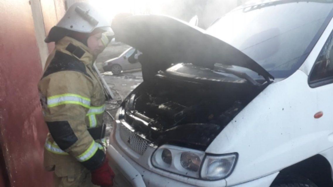 Во Мценске тушили микроавтобус 