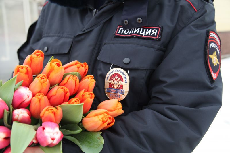 В предпраздничные дни полицейские поздравляют орловчанок на улицах города