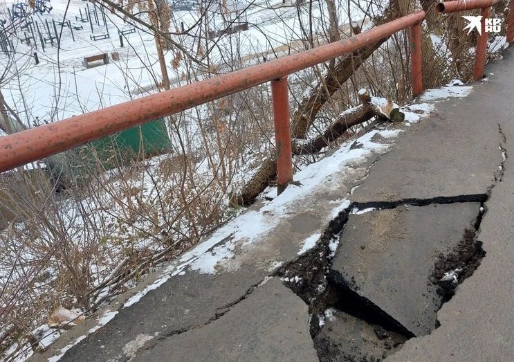 Тротуар, ведущий в отремонтированный Детский парк в Орле, провалился