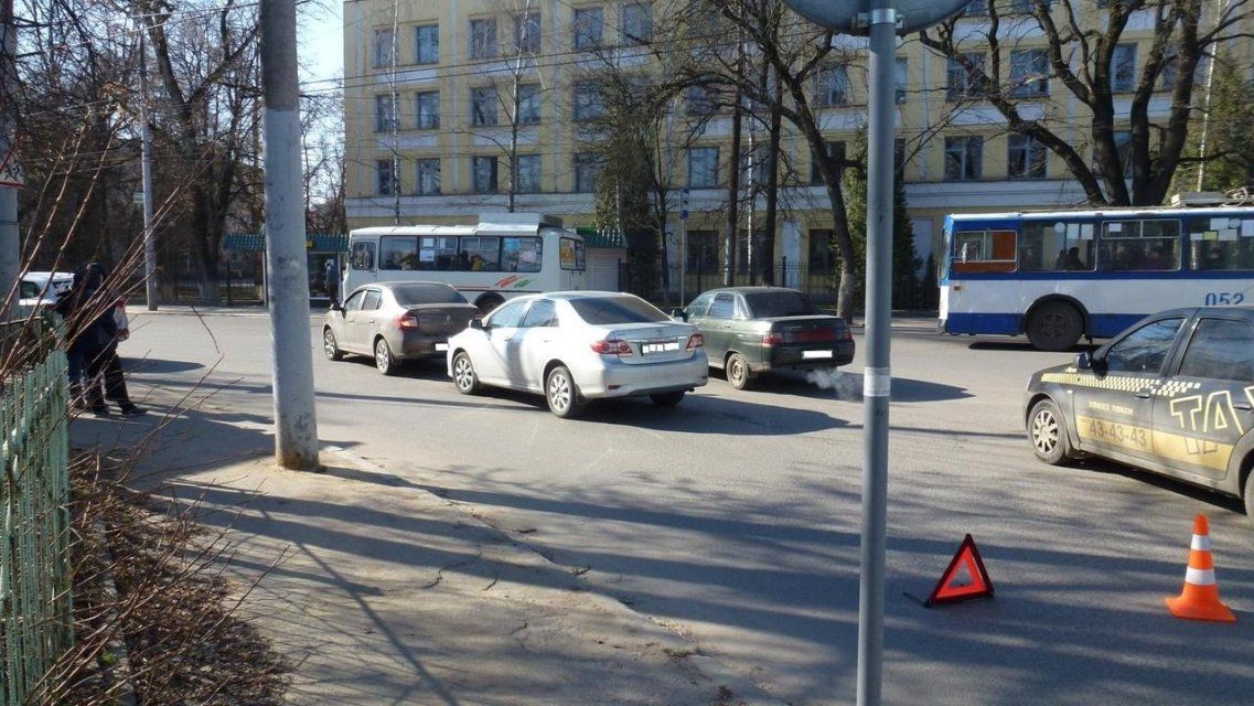 Кто кого догнал: в Орле столкнулись две попутные иномарки