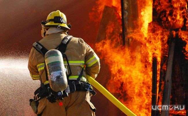 На ул. Черепичной в Орле по неизвестным причинам полыхала квартира