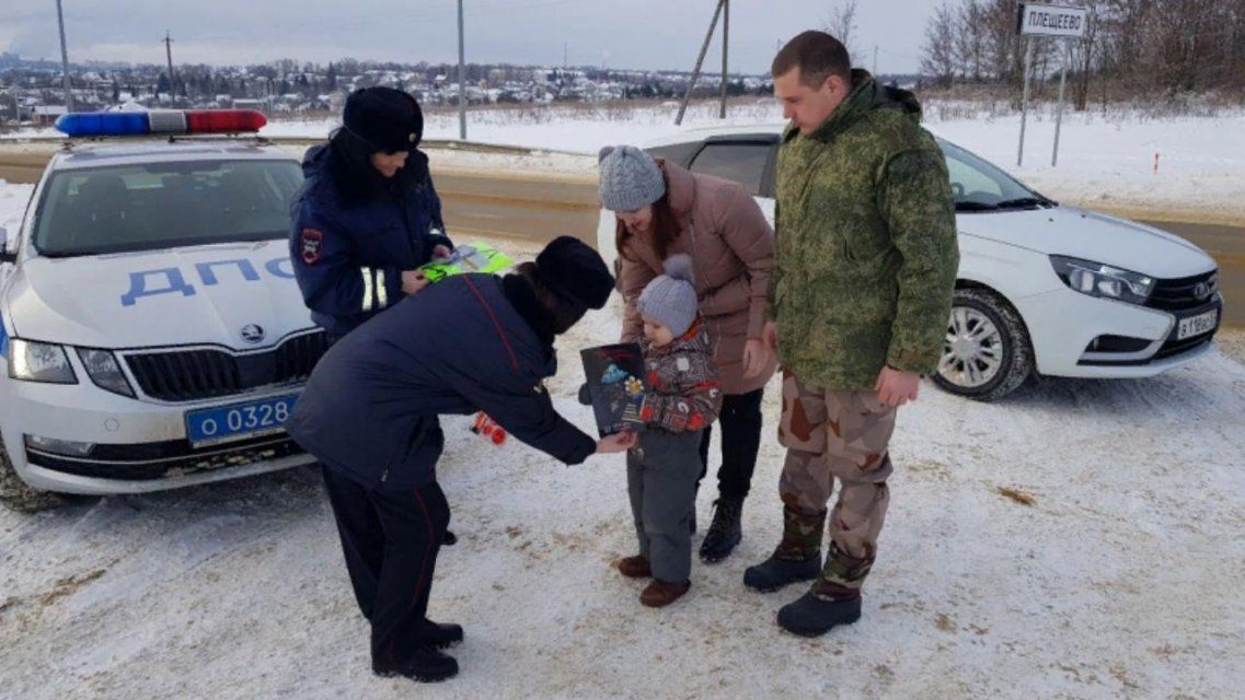 Орловские полицейские поздравили водителей с Днем защитника Отечества