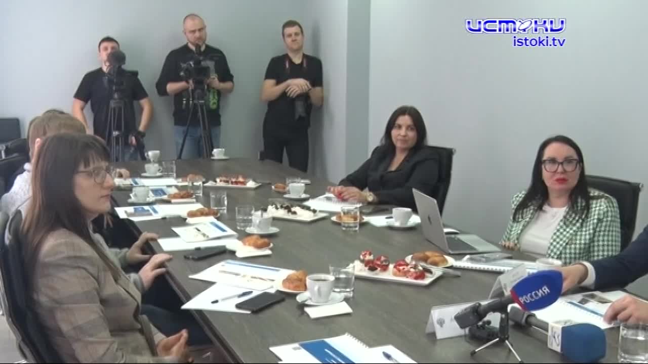 В Брянске организовали пресс-конференцию для СМИ. На вопросы журналистов отвечали начальник ФКУ Москва — Бобруйск Александр Яхнюк и директор филиала Ф...