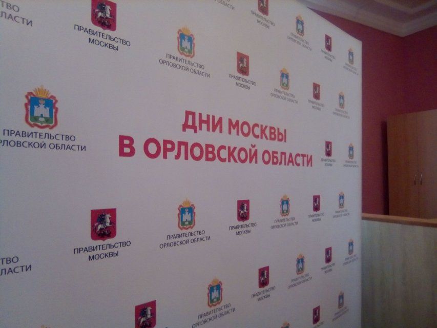 «Поэты ремонтируют время»: необычный перформанс собрал десятки орловчан 