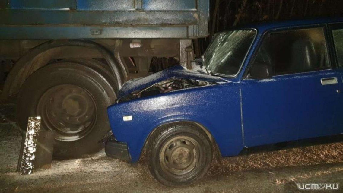 В Орловской области «пятерка» въехала в стоявший КамАЗ