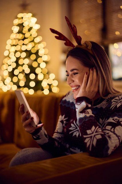 Орловцы могут поздравить близких новогодними ИИ-открытками