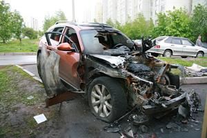 На Знаменке загорелся автомобиль «Инфинити»