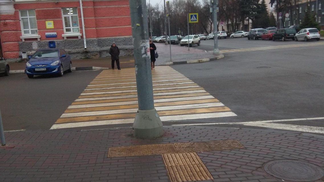 Переходишь дорогу и... врезаешься в столб: в Орле требуют убрать нелепую зебру