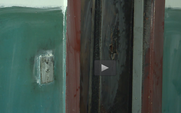 Пенсионеры и инвалиды девятиэтажки на ул. Матросова в Орле устали заниматься «лестничным фитнесом» из-за сгоревшего лифта в июне