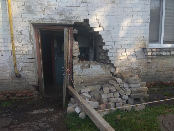Должен достоять до 2027-го: более 30 орловчан живут в прогнившем доме с обвалившейся стеной 