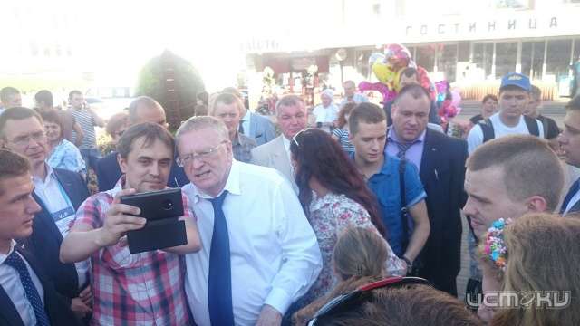 Жители города делают селфи с Владимиром Жириновским