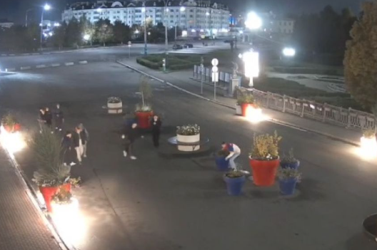 вандалы Александровский мост  вазы Орловчане негодуют по поводу мягкого наказания, которые понесли вандалы за погром на Александровском мосту в Орле