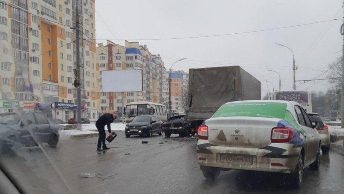 В Орле водитель «девятки» потерял управление и влетел во встречную «Газель»