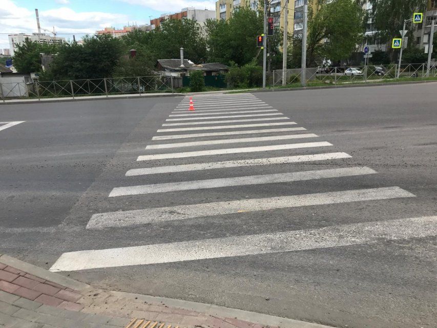 В Орле автомобиль на пешеходном переходе сбил девушку