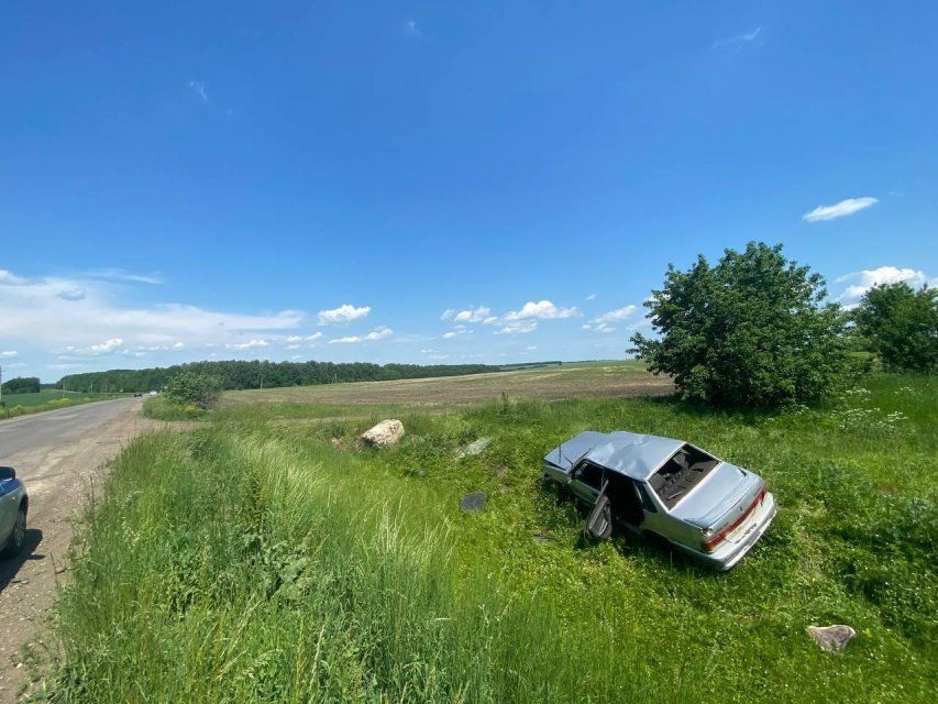 На Орловщине двое молодых людей опрокинулись на автомобиле