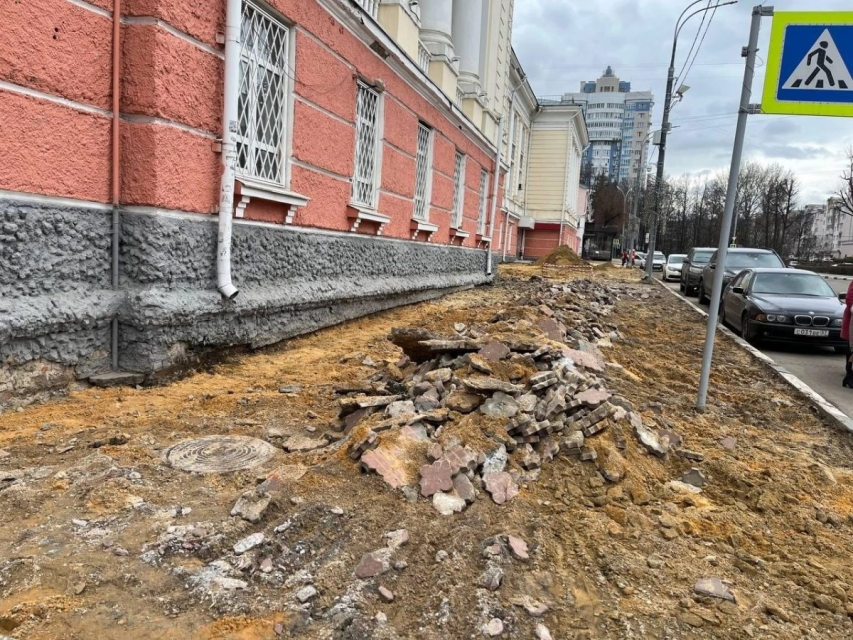 Ремонт тротуара у Главпочтамта: главное успеть уложить к 9 Мая 