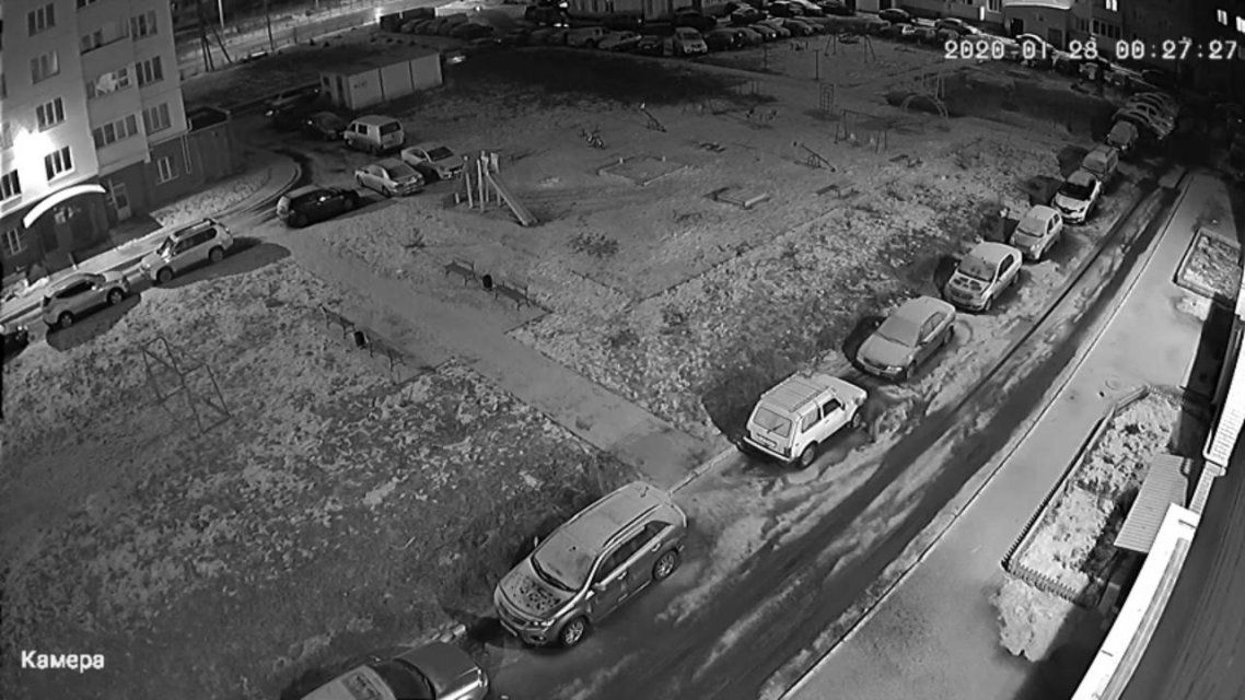 Видео: ночью в Орле мужчина проколол колеса десятка машин