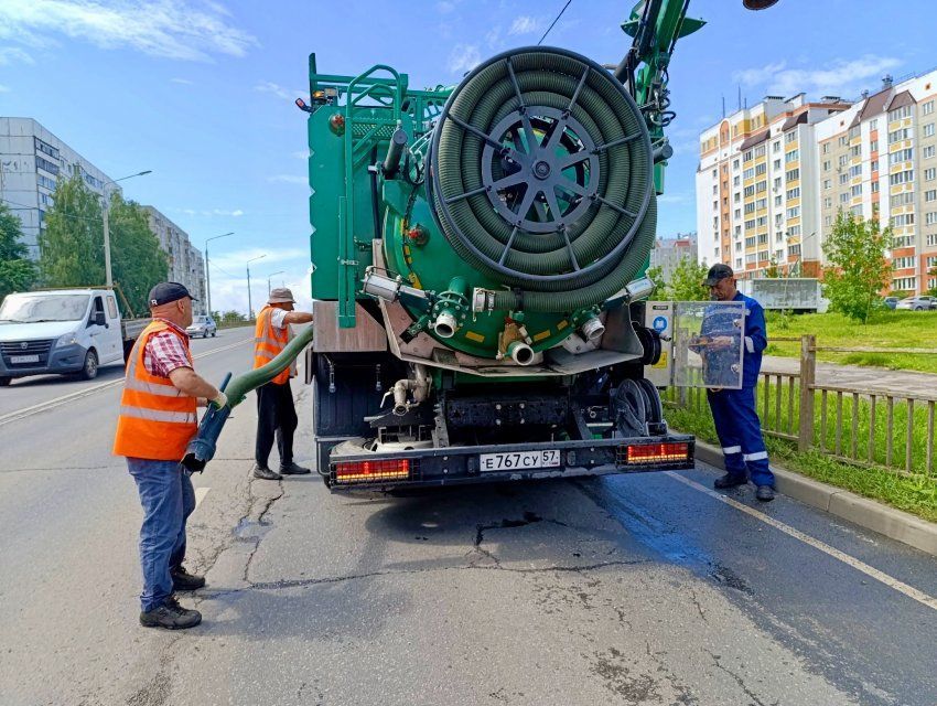 Орловская «Спецавтобаза» испытала реактивную технику для быстрой очистки ливневок