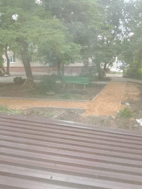 "Живем в 21 веке, а у нас во дворах бурьян и нарушение личного пространства