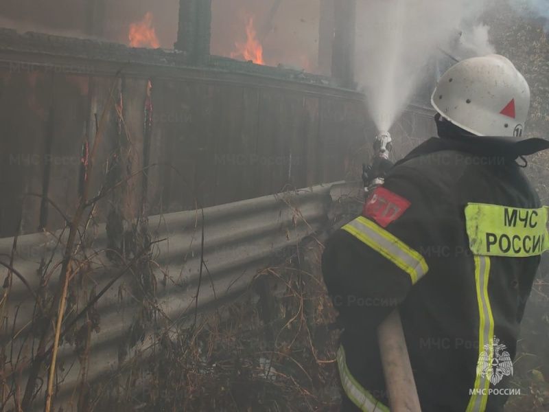 В Болхове из горящего дома спасли мужчину