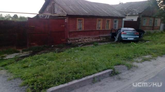 В Орловской области 17-летний юноша на Mitsubishi въехал в частный дом