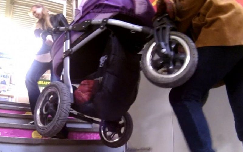 В Орле две женщины из тамбура многоэтажки своровали детскую коляску и принесли ее к себе домой