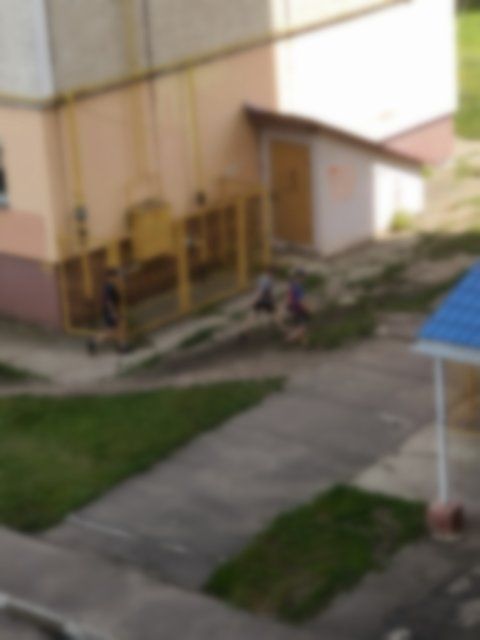 Опасные игры: в Орле дети с высоты швыряли на прохожих водяные бомбы и бутылки