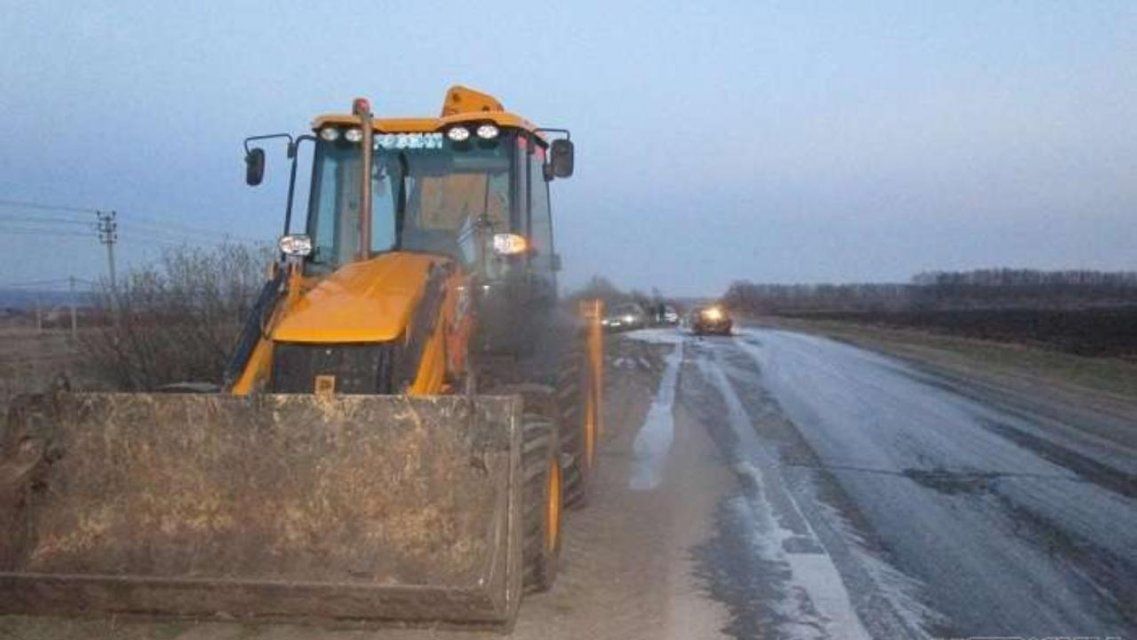 Экскаватор-погрузчик и УАЗ не смогли мирно разъехаться на орловской трассе