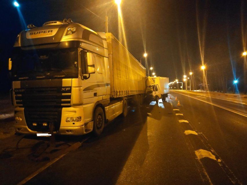 Заснул? На орловской трассе «ГАЗ» въехал в стоящий «ДАФ»