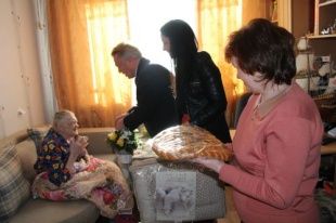 Новости за 90 секунд: неприятное свидание четырех фур в Покровском районе, подписи против льгот для чиновников собраны и два века на двоих