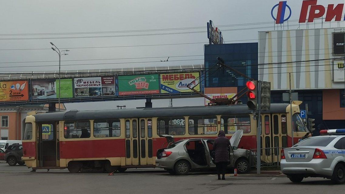 «Трамвай всегда прав»: в Орле при выезде с парковки авто не пропустило электротранспорт 