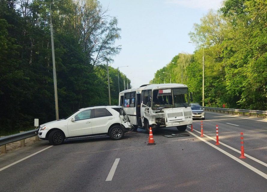 Под Орлом в массовом ДТП с автобусом пострадали два человека