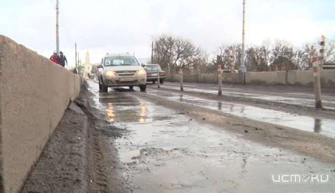 В Орел несколько месяцев не могут доставить кран для ремонта моста Дружбы