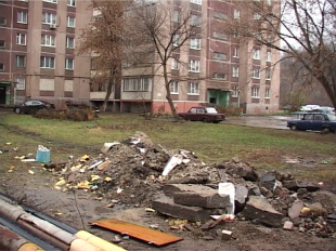 "Карпаты" из строительного хлама на Набережной Дубровинского