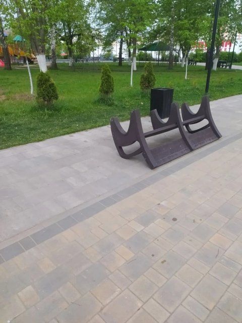 В Орле возле КДЦ "Металлург" вандалы повредили лавочки