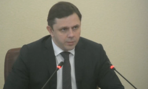 "Где у нас идет капремонт школ, нам необходимо завершать раньше в связи с тем, что у нас в этом году с вами выборы"