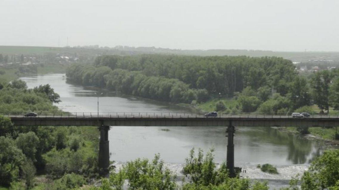 На грани: на мосту под Ливнами мужчина едва не лишился жизни