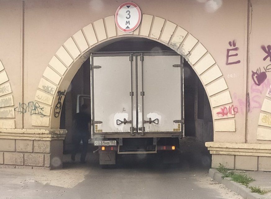 Сбились со счета: в Орле водитель еще одного грузовика пытался покорить арку моста