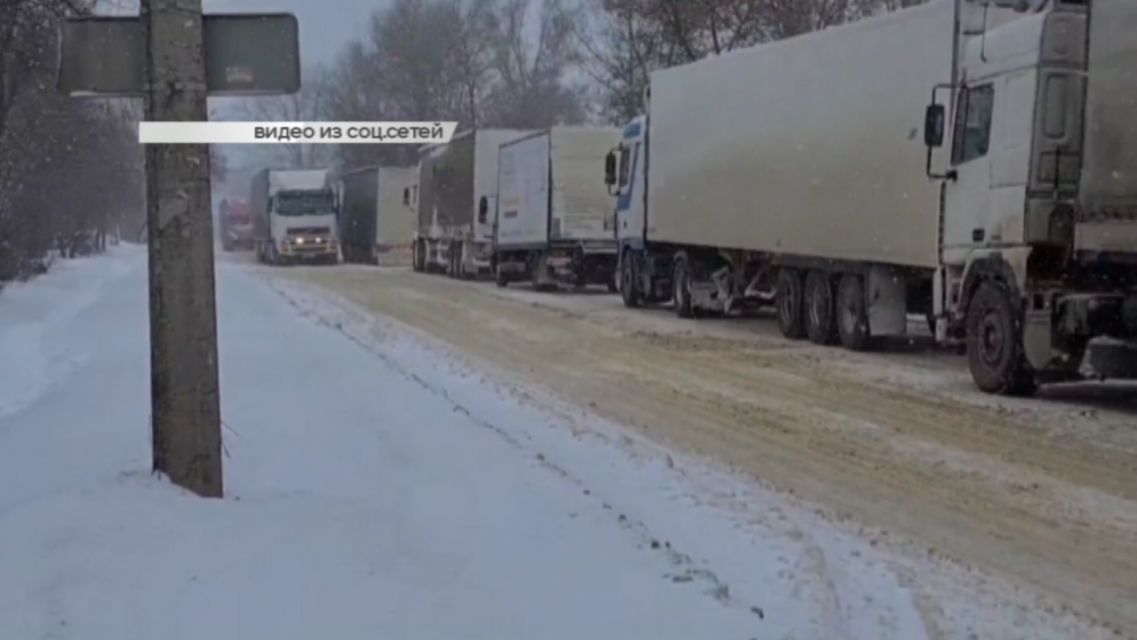 Мэр Орла сам взялся за лопату, а в Лужках из-за снегопада образовалась пробка из грузовиков