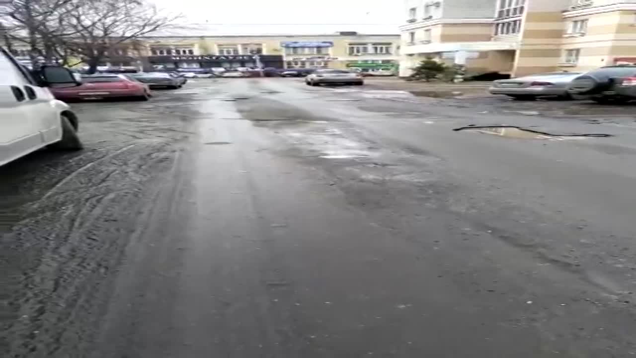 В Орле столичные гости в яме пробили колесо