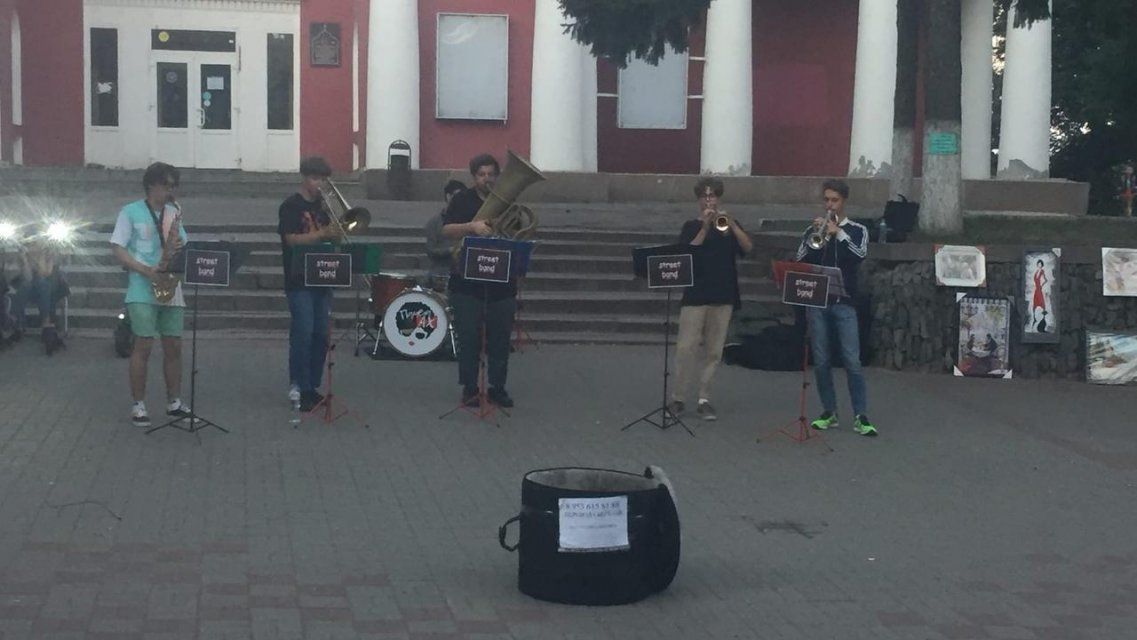 Орловчанам пришелся по вкусу стрит-бэнд, собирающий толпу возле «Победы»