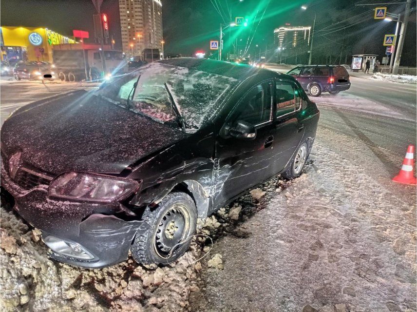 В выходные на Московском шоссе не разъехались две иномарки