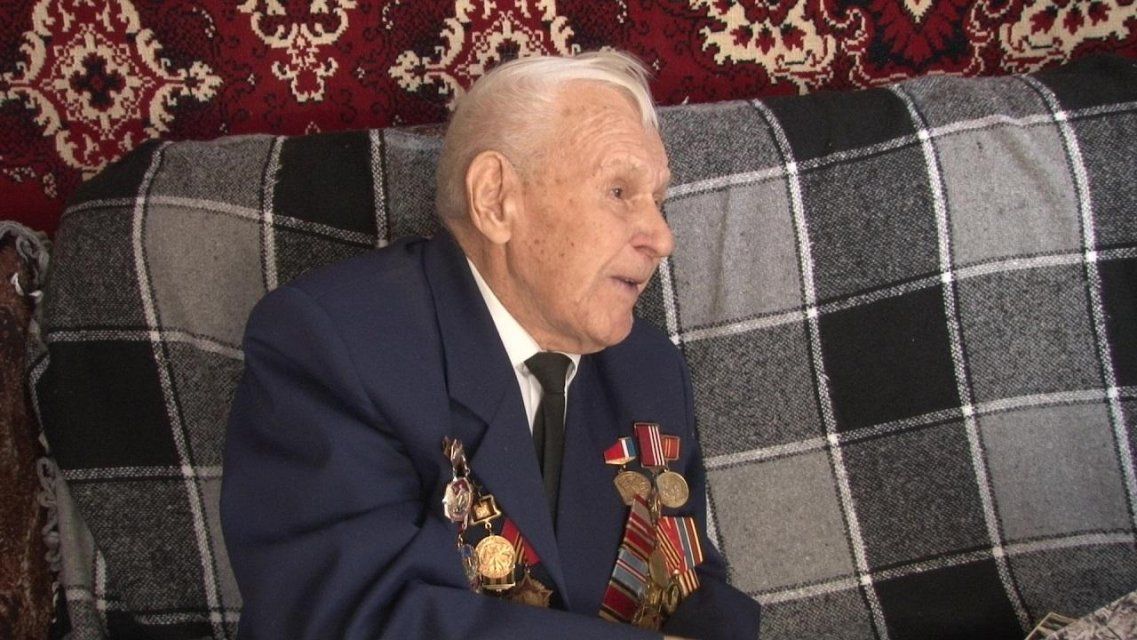 О войне и фронтовых товарищах: болховский ветеран Виктор Сапелкин — в программе «Интервью» 