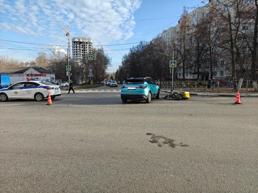 В Орле курьер на велосипеде хотел проскочить на красный и попал в больницу 