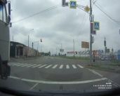 Видео: в Орле «Тойота» грубо нарушила ПДД, проскочив на красный